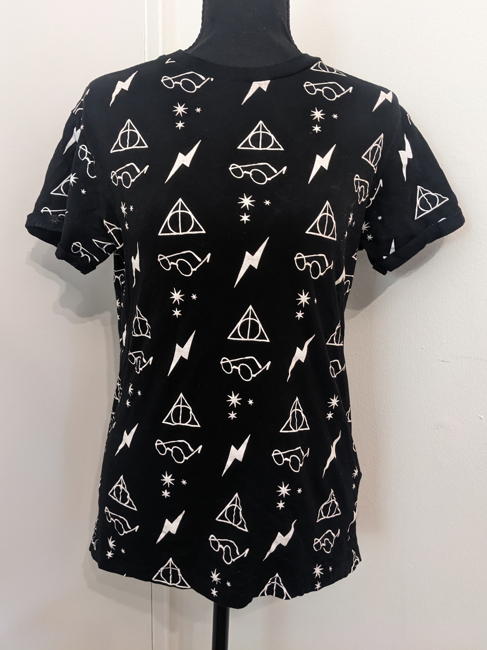 Harry Potter Graphic Tee with Repeating Wizard Icons | Women's Size 6
